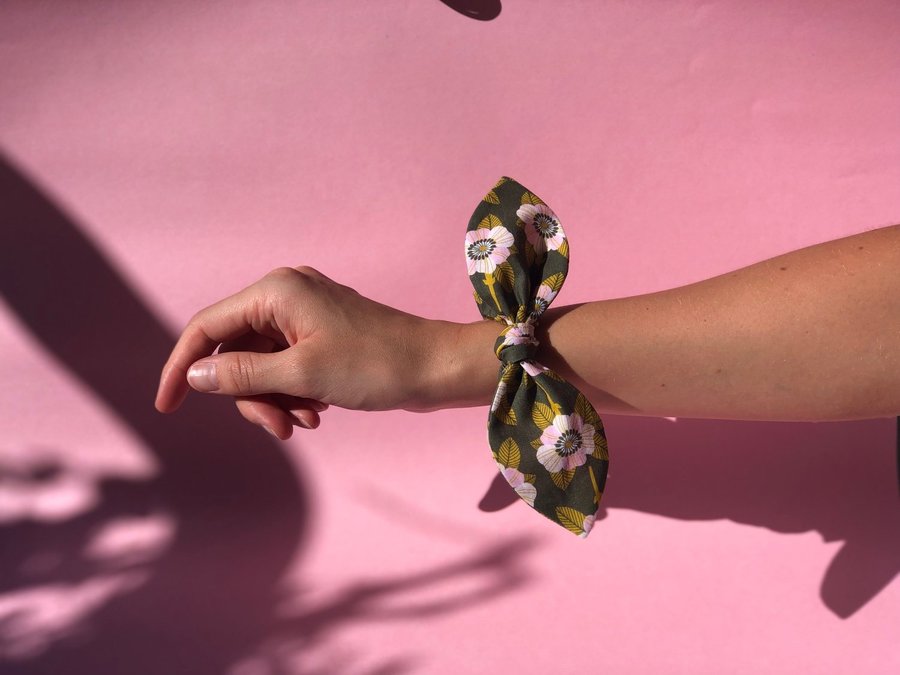 Scrunchie med rosett Grön med rosa blomma 60-tal inspo retro Hårsnodd i tyg