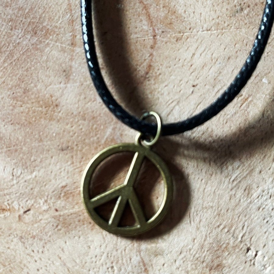 Peacemärke - halsband med svart rem