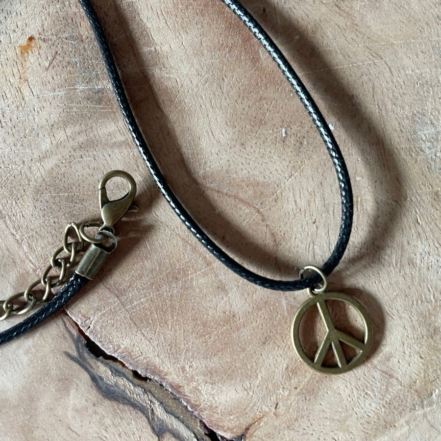 Peacemärke - halsband med svart rem