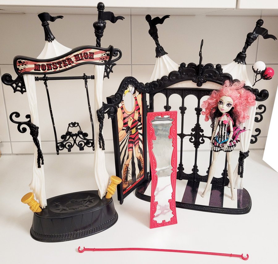 Monster High Rochelle Pic Freak du Chic Scaregrounds Circus Med Docka