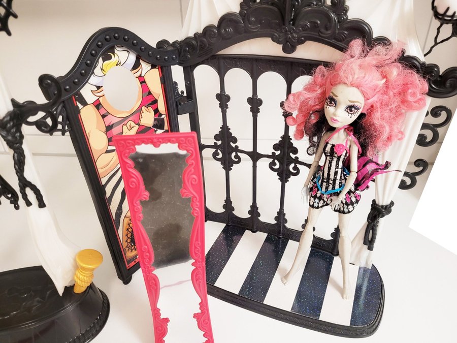 Monster High Rochelle Pic Freak du Chic Scaregrounds Circus Med Docka