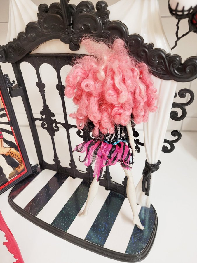 Monster High Rochelle Pic Freak du Chic Scaregrounds Circus Med Docka