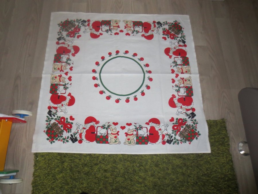 Tryckt julduk med tomtar 89 cm x 92 cm