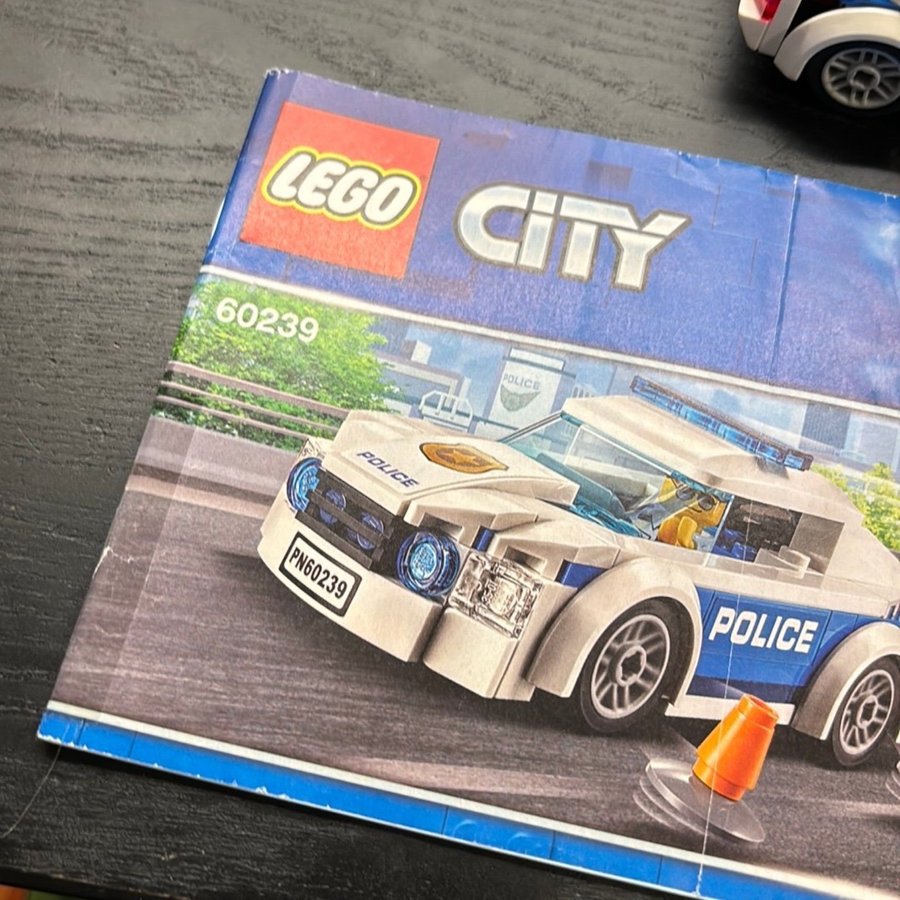 LEGO City Polisbil 60239