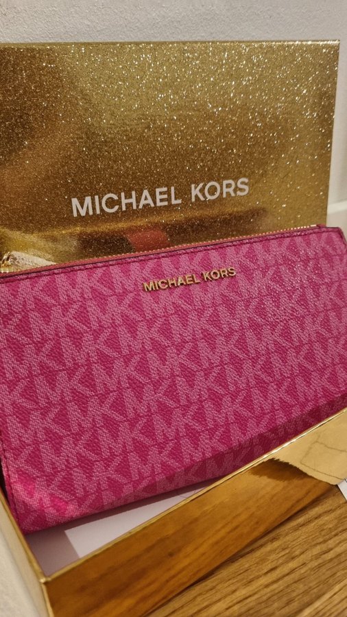 Michael Kors Jet Set Wristlet Wild Berry