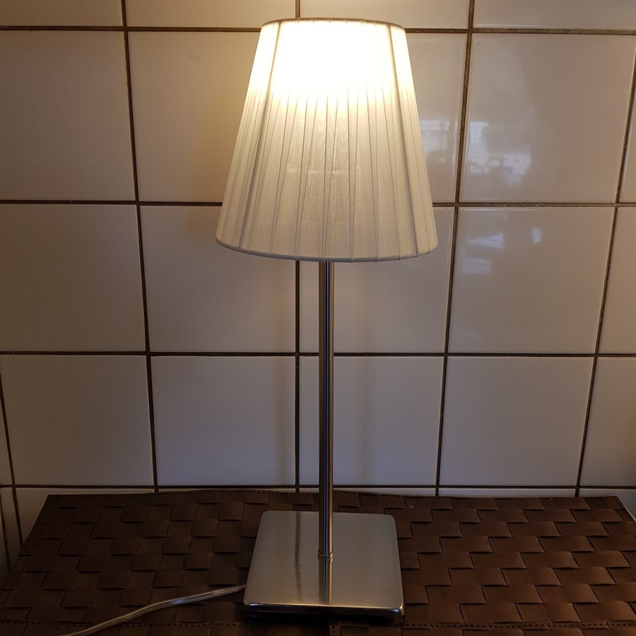 Mormors fönsterlampa, bordslampa, Januari från IKEA. Det krävs E14, medföljer ej