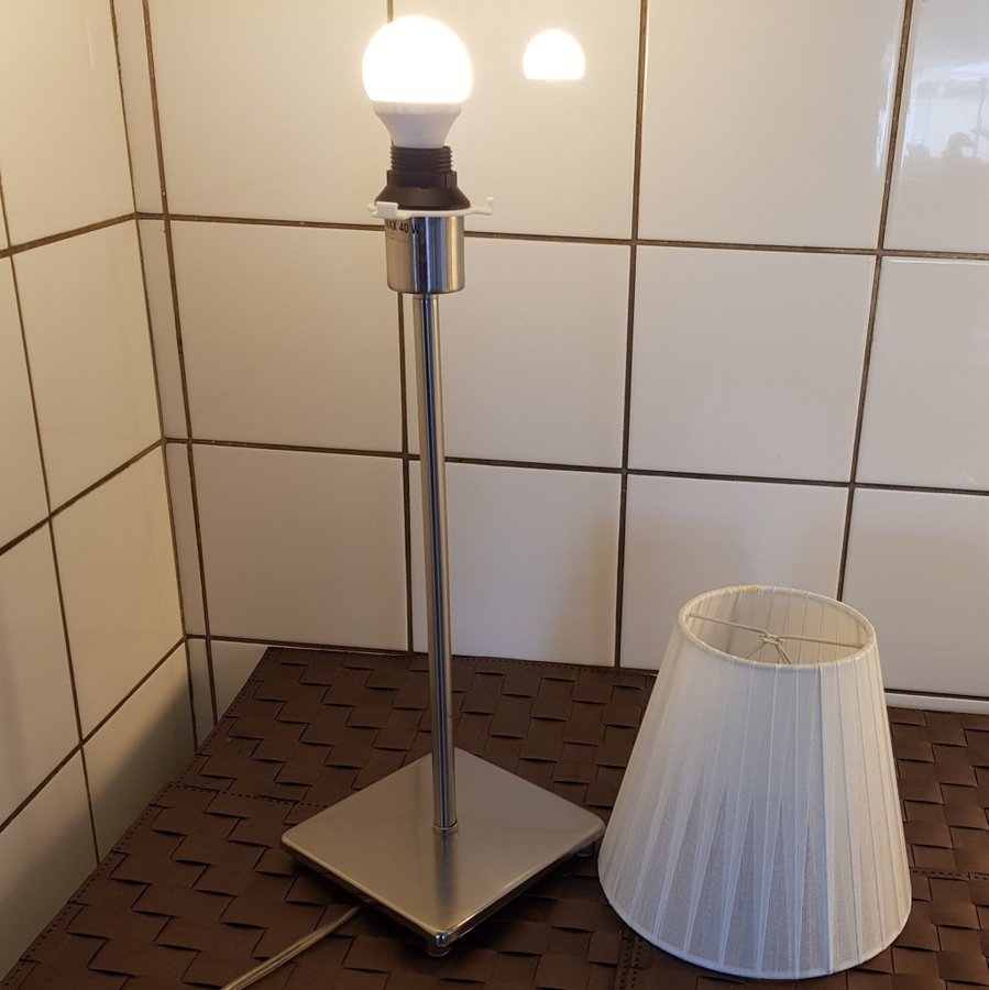 Mormors fönsterlampa, bordslampa, Januari från IKEA. Det krävs E14, medföljer ej