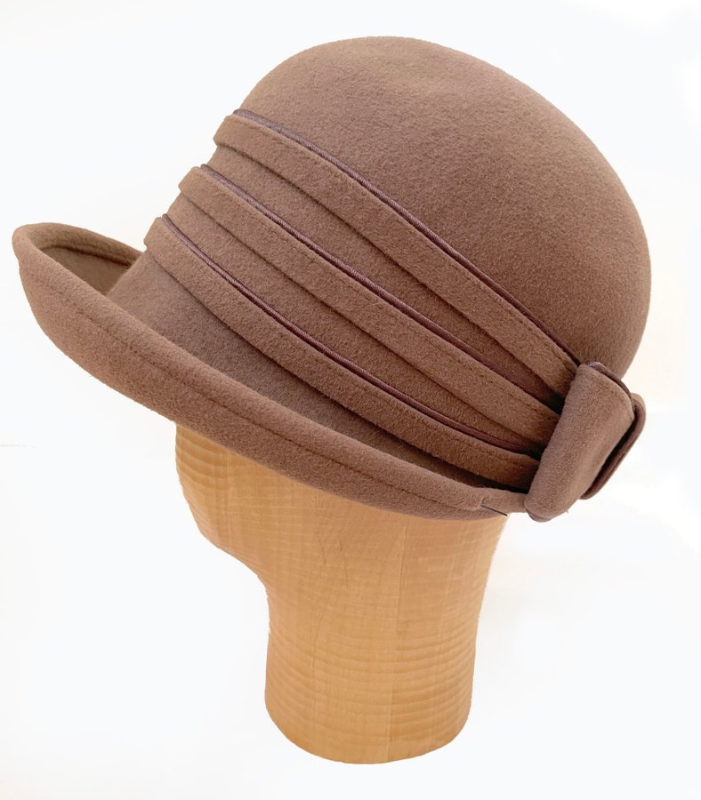 Beige elegant hatt i filt