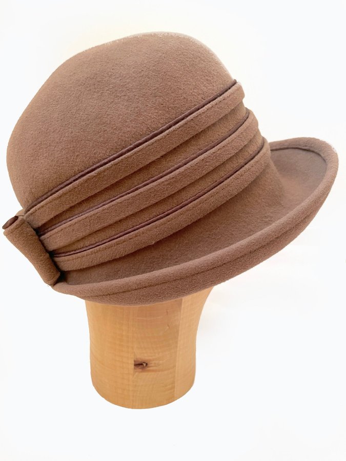 Beige elegant hatt i filt