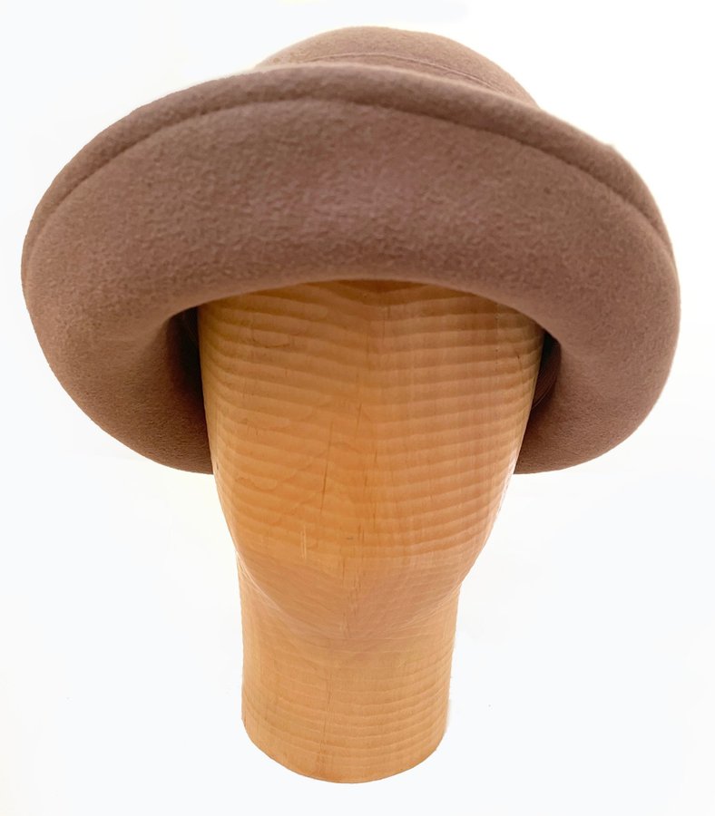 Beige elegant hatt i filt