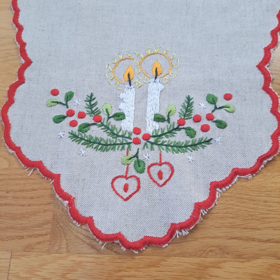 Handbroderad julduk Advent i lin linne