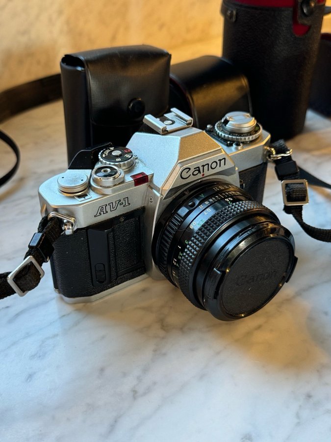 Canon AE-1 med objektiv och blixt