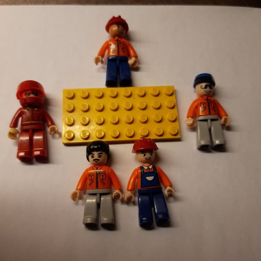 Lego friends figurer 5st och en gul lego platta 6,5cm×3cm i storlek.