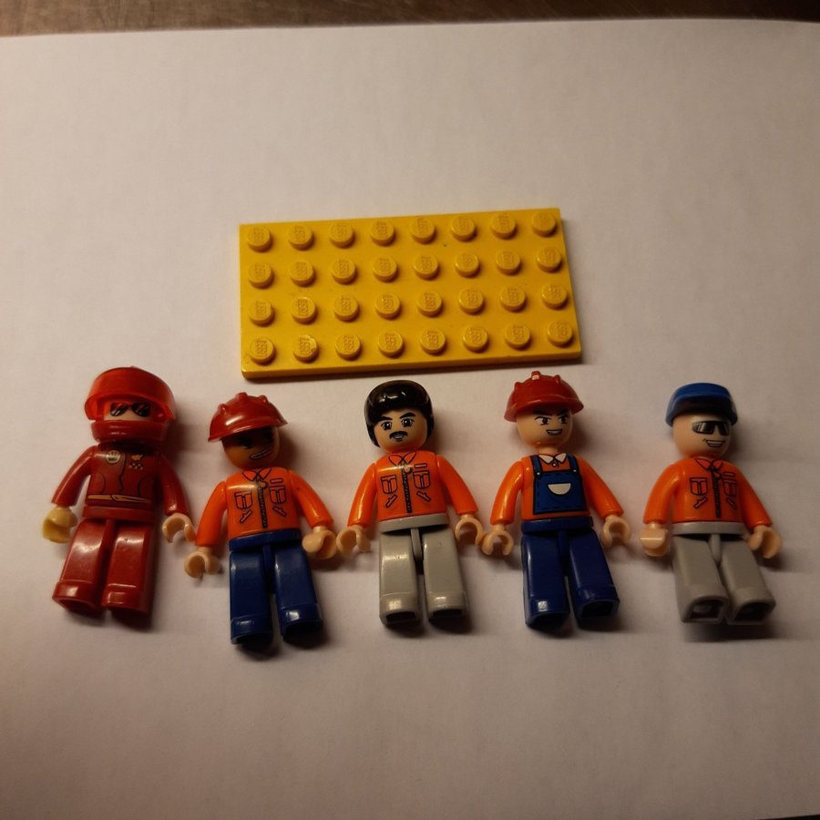 Lego friends figurer 5st och en gul lego platta 6,5cm×3cm i storlek.