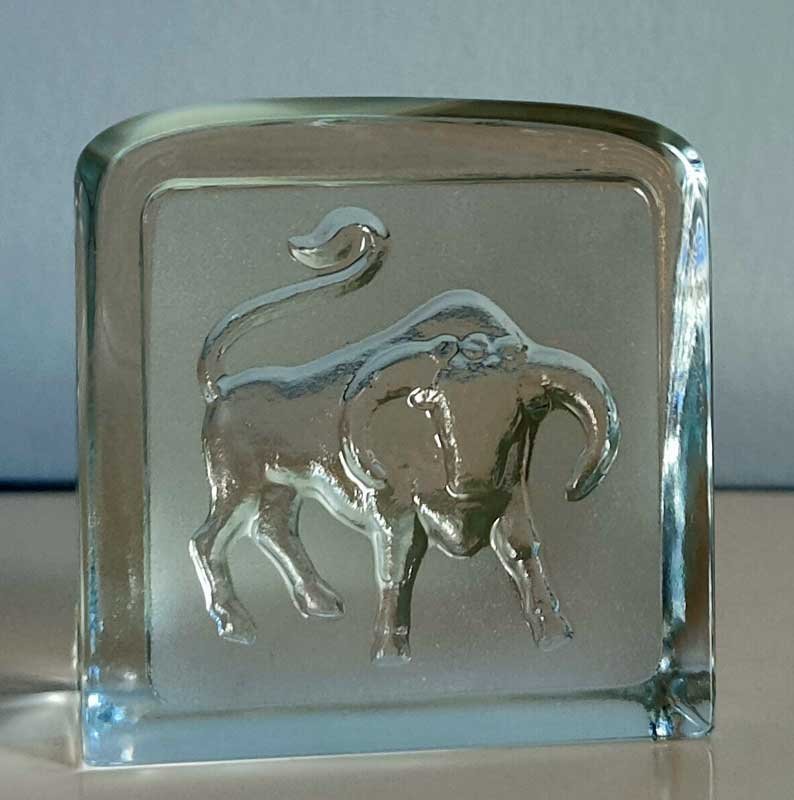 Glasfigur Oxen från Nybro Glasbruk