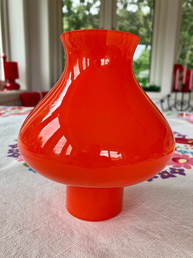 Vacker glas kupa tung orange med mjölkvit insida Retro svenskt glasbruk ?