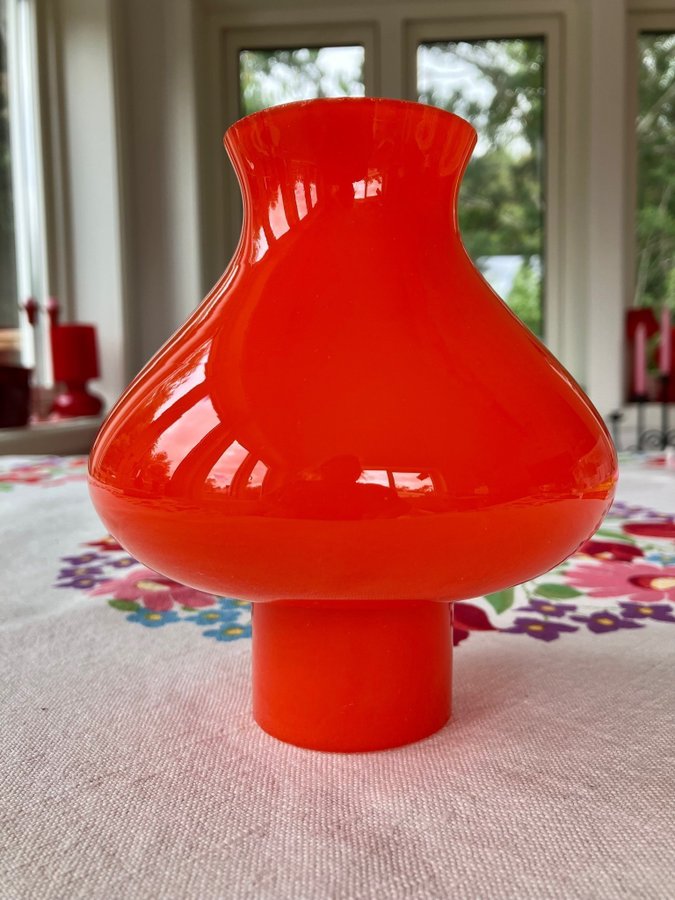 Vacker glas kupa tung orange med mjölkvit insida Retro svenskt glasbruk ?