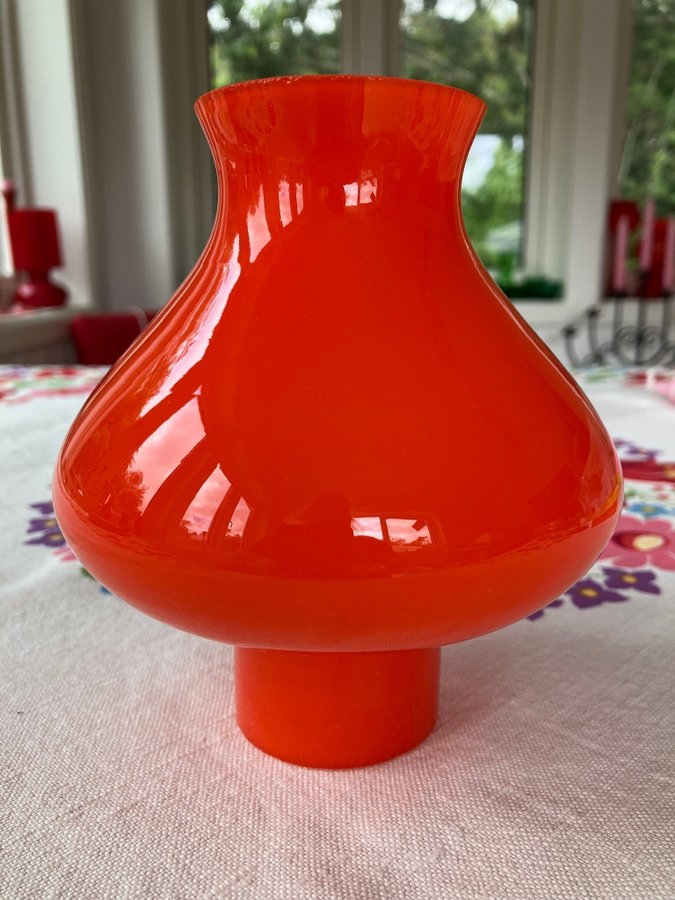 Vacker glas kupa tung orange med mjölkvit insida Retro svenskt glasbruk ?