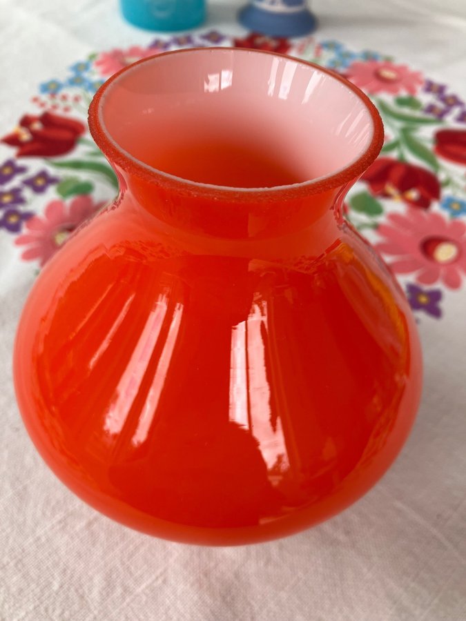 Vacker glas kupa tung orange med mjölkvit insida Retro svenskt glasbruk ?