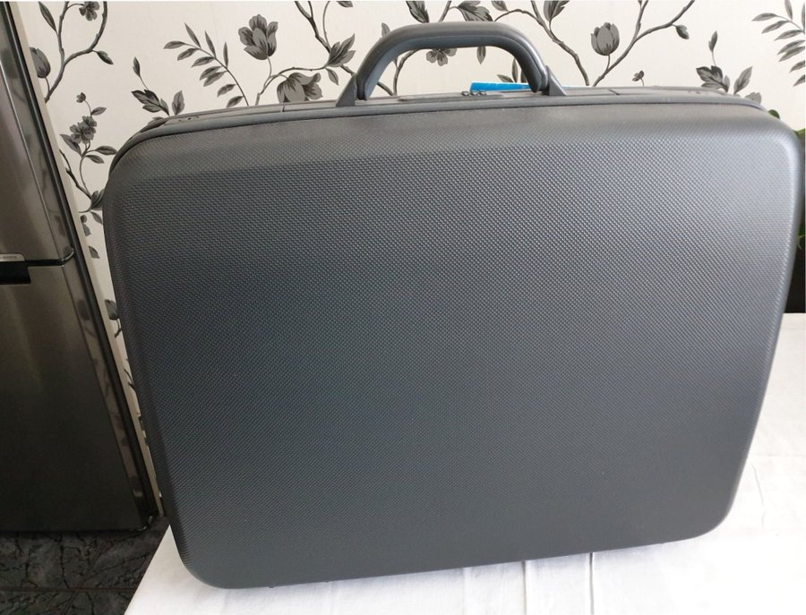 NY SAMSONITE ORIGINAL RESVÄSKA FYRA HJUL OCH KODLÅS