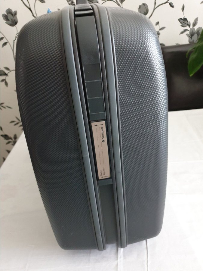 NY SAMSONITE ORIGINAL RESVÄSKA FYRA HJUL OCH KODLÅS