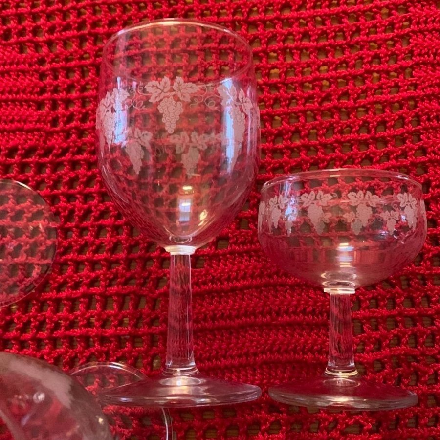 Glas med druvmönster