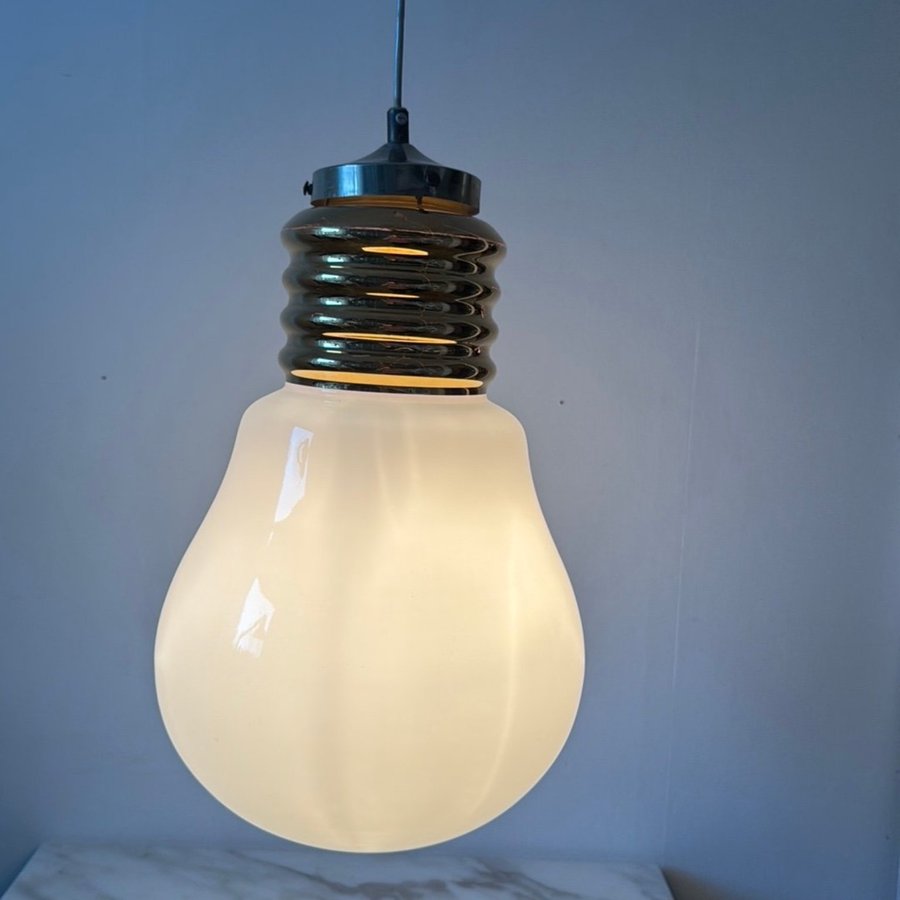 Stor taklampa i form av glödlampa, retro vintage