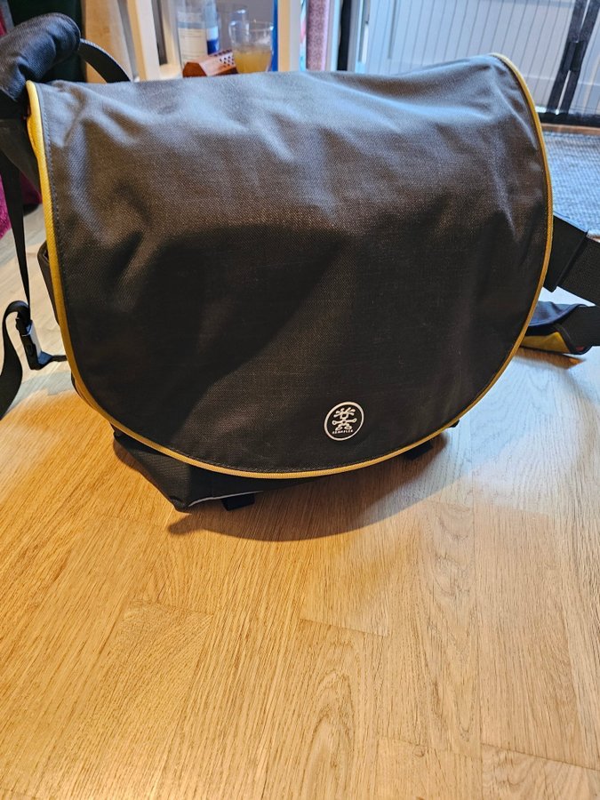 Crumpler fourninety Daily L kameraväska med laptopfack