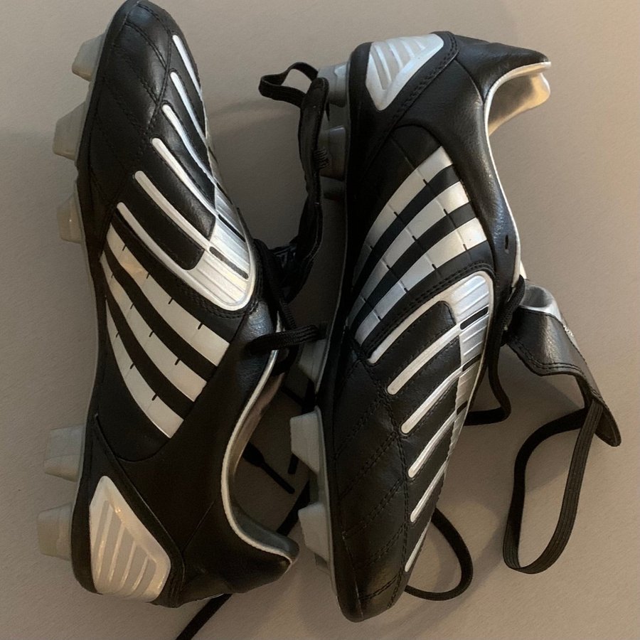 NYA Adidas Predator fotbollsskor storlek 40 svarta silver OANVÄNDA