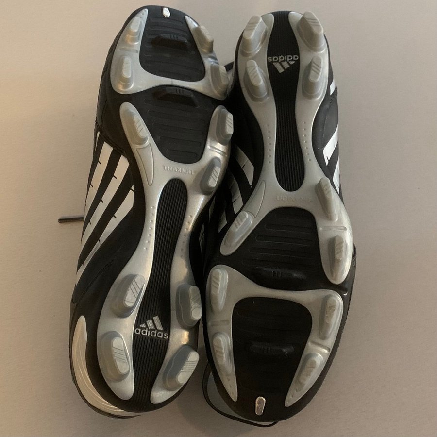 NYA Adidas Predator fotbollsskor storlek 40 svarta silver OANVÄNDA