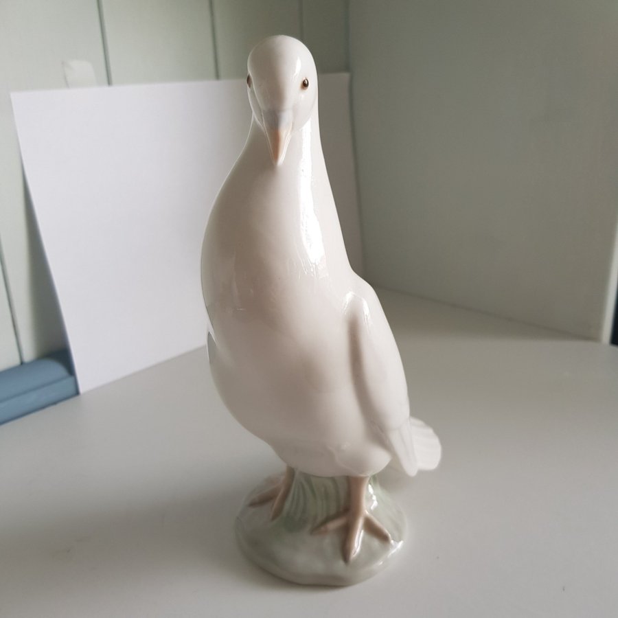 NAO LLadro Daisa Handgjord Duva i porslin 1983