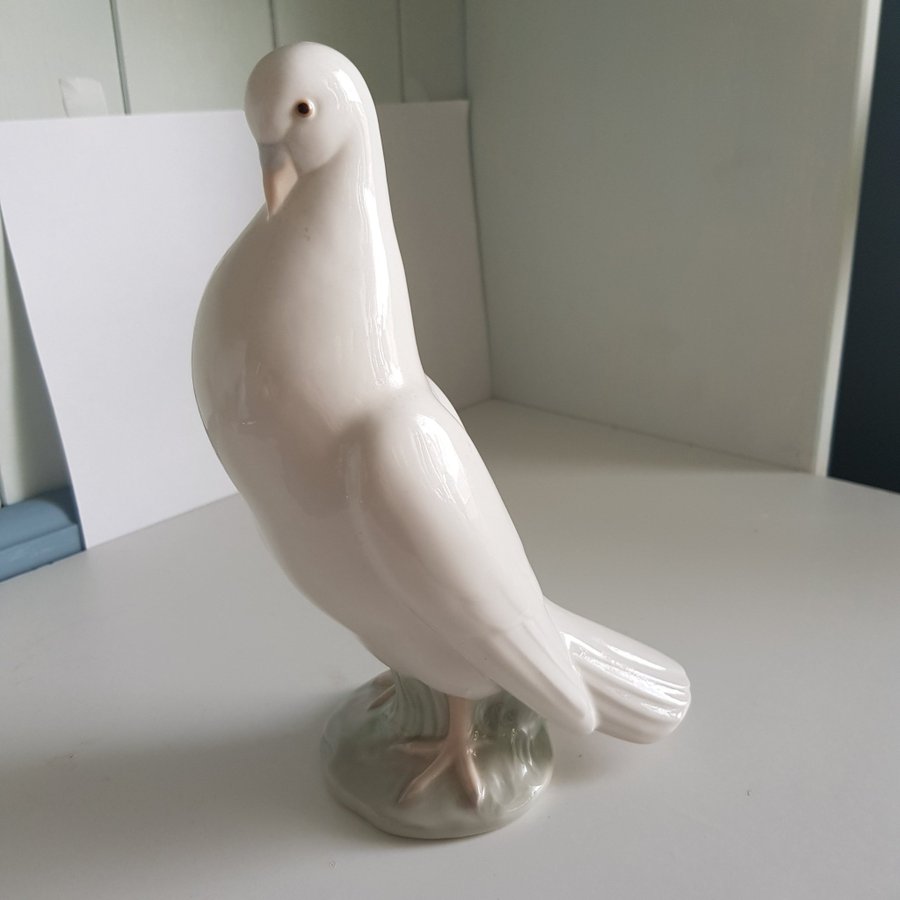 NAO LLadro Daisa Handgjord Duva i porslin 1983