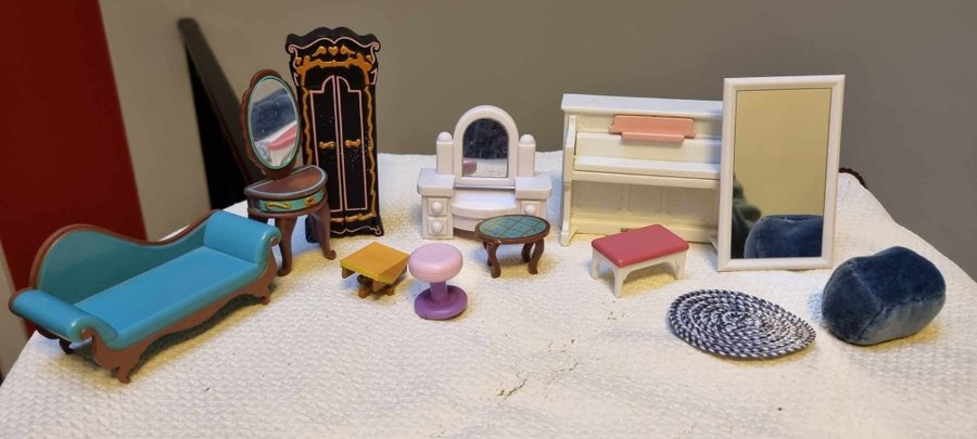 Lundby och Sylvanian blandade möbler piano, spegel