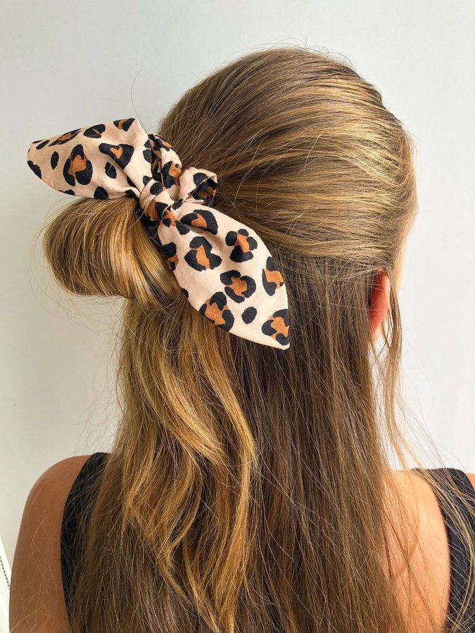 Scrunchie med rosett Leopardmönstrad Hårsnodd i tyg Handsydd