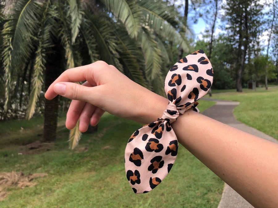 Scrunchie med rosett Leopardmönstrad Hårsnodd i tyg Handsydd