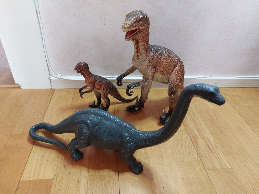 3st plastdinosaurier (Stor/Liten Raptor+ Sauropod) Schleich