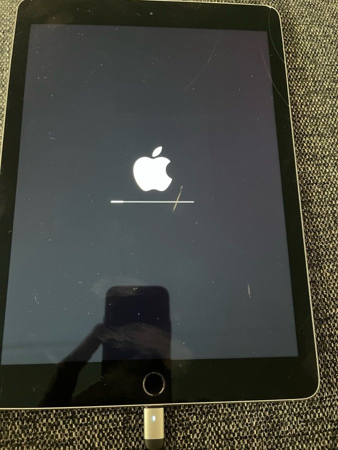 Apple iPad Air2 (Wifi) 64GB. Spricka i skärm