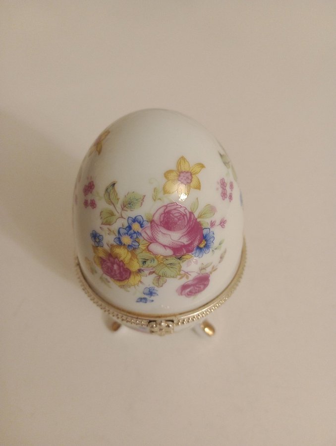 Porslin ägg med blommotiv smyckeask