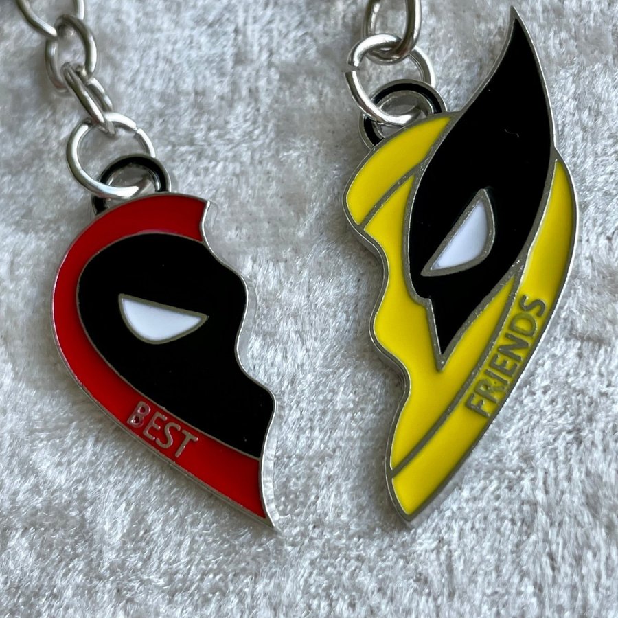 Marvel Movie Deadpool  Wolverine Nyckelring Best Friends Set Split Heart Matc