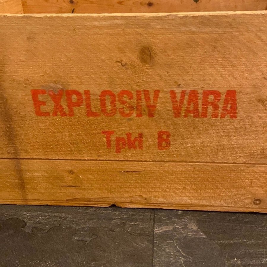 Gammal trälåda med texten "Explosiv Vara"