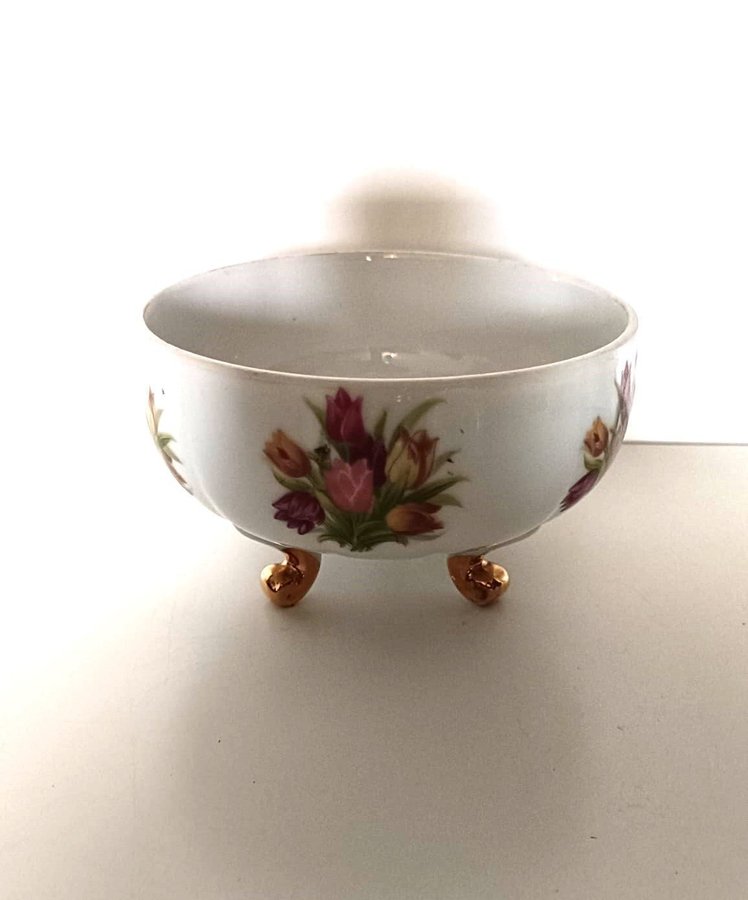 Blommig skål (Vintage Porcelain Bowl with Floral Design and Gold Accents)