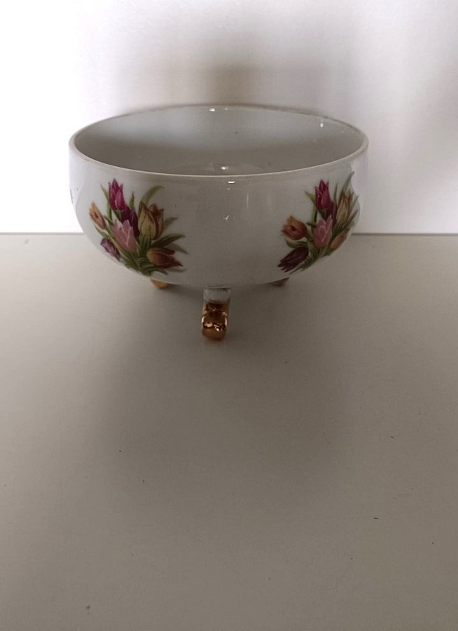 Blommig skål (Vintage Porcelain Bowl with Floral Design and Gold Accents)