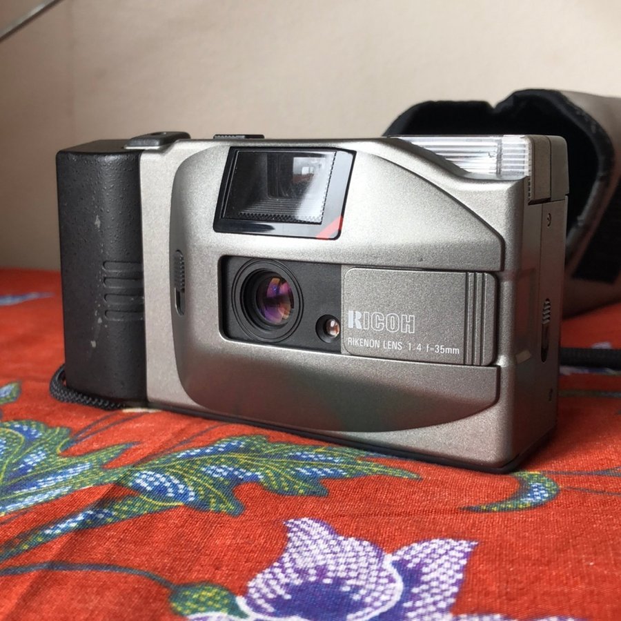 Ricoh YF-20 point and shoot