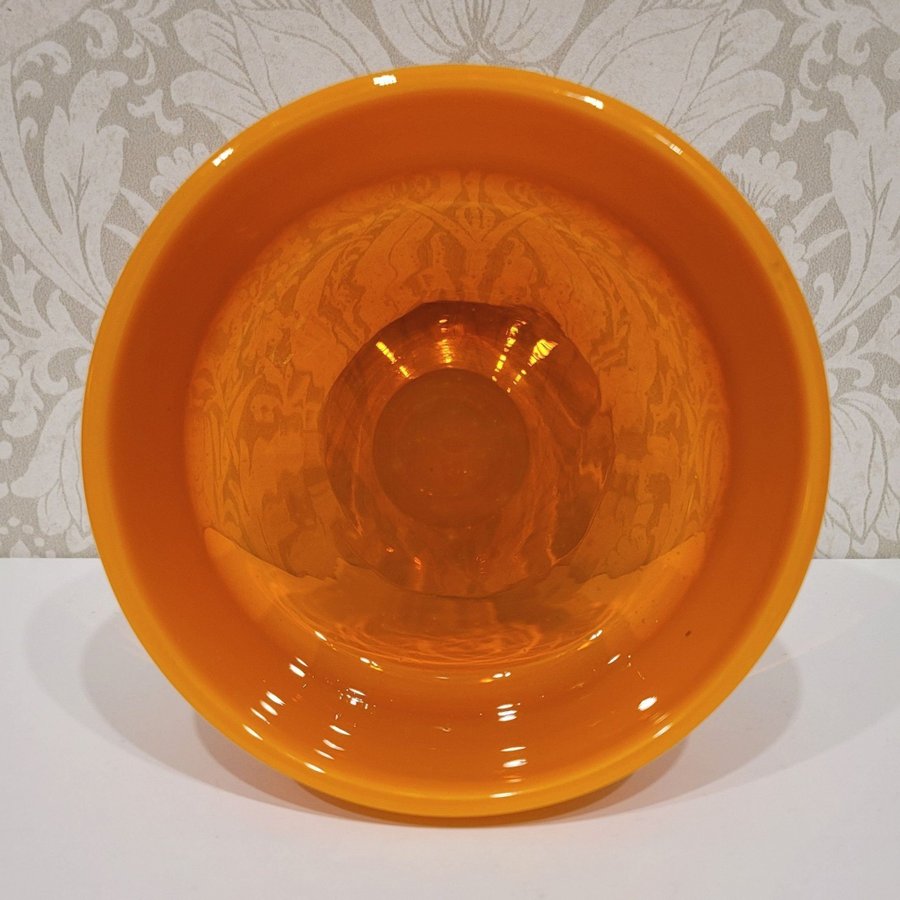 ERIK HÖGLUND (1932-1998) Skål på Fot Orange Glas Kosta Boda Signerad