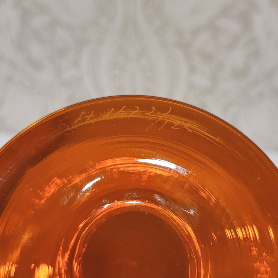 ERIK HÖGLUND (1932-1998) Skål på Fot Orange Glas Kosta Boda Signerad