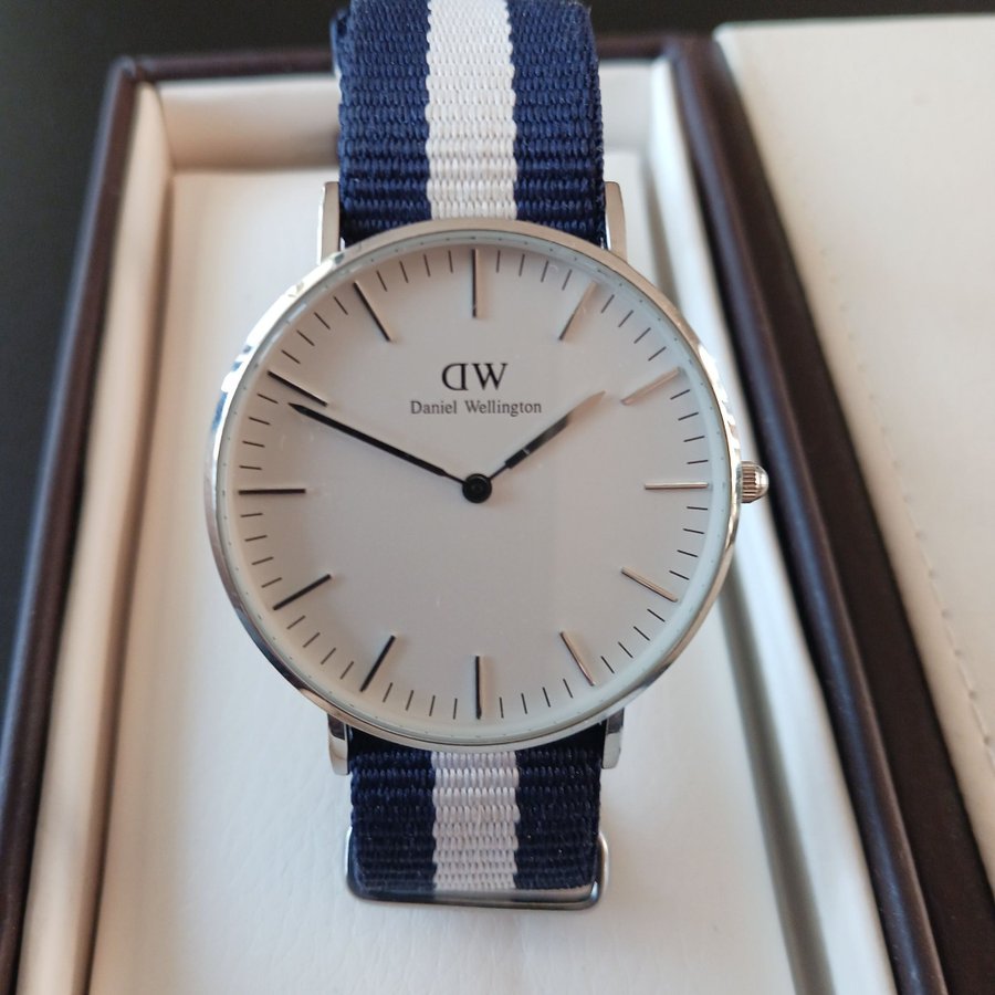 Daniel Wellington Klocka med blått och vitt band