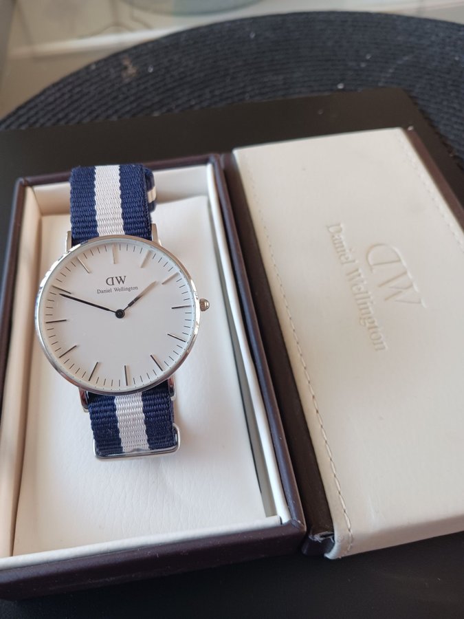 Daniel Wellington Klocka med blått och vitt band