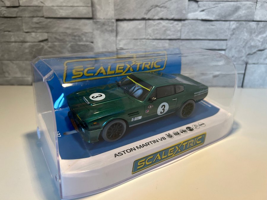 Scalextric C4256 Aston Martin VB Chris Scragg Racing