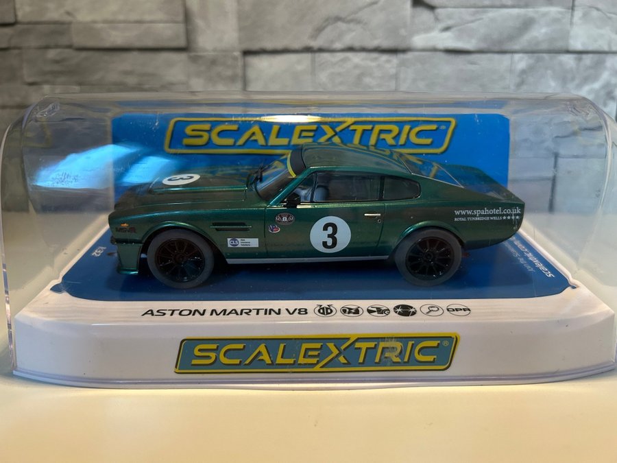 Scalextric C4256 Aston Martin VB Chris Scragg Racing