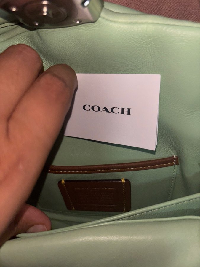 Coach pillow väska